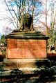 Denkmal für die Brandopfer im <!--LINK'" 0:48--> auf dem Ehrengrabfeld des Hauptfriedhofs, Februar 2001