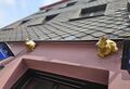 Zwei goldene Frösche am Gebäude der <!--LINK'" 0:55-->, über dem Eingang der Gaststätte <!--LINK'" 0:56-->, August 2025