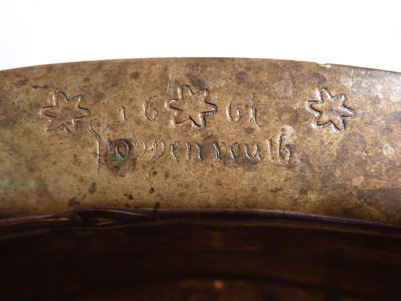 Datei:Taufschüssel Poppenreuth 1661.jpg