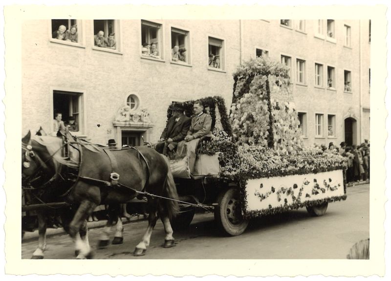 Datei:Erntedankfestzug 1956 (3).jpg