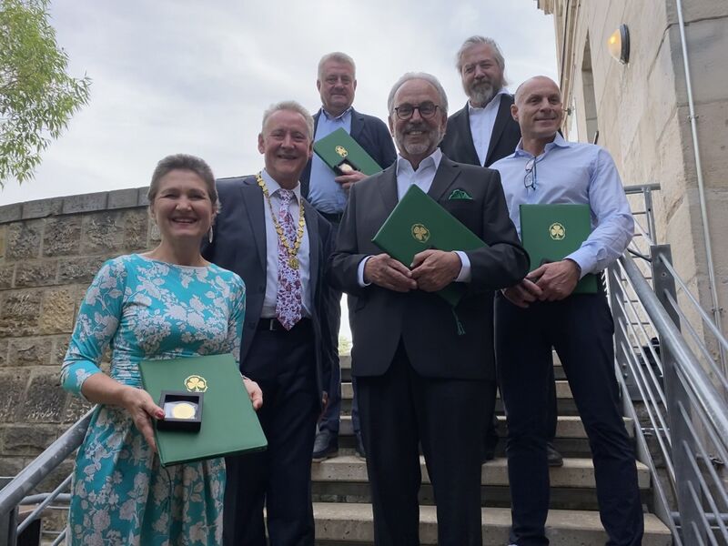 Datei:Goldene Buergermedaille 2022 Preistraeger.jpg