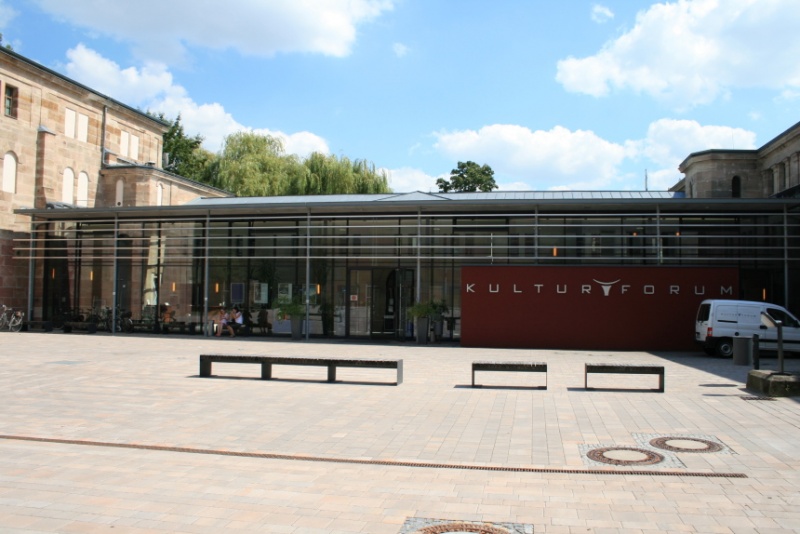 Datei:Kulturforum Hofansicht.jpg