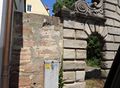 Details Mauer und Eingangspforte zum Schloss <!--LINK'" 0:25--> im Juni 2020
