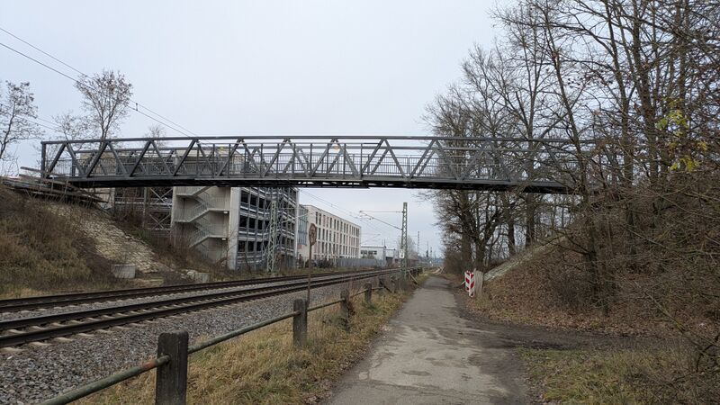 Datei:20251215 Fußgängerbrücke Bahn 4.jpg