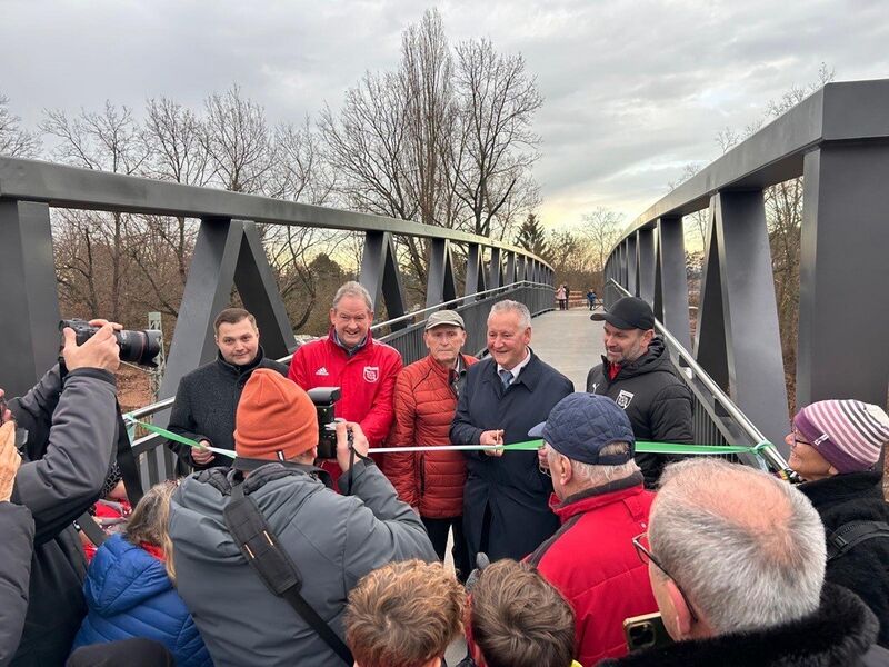 Datei:Brueckeneroeffnung theodor-heuss-str.jpg