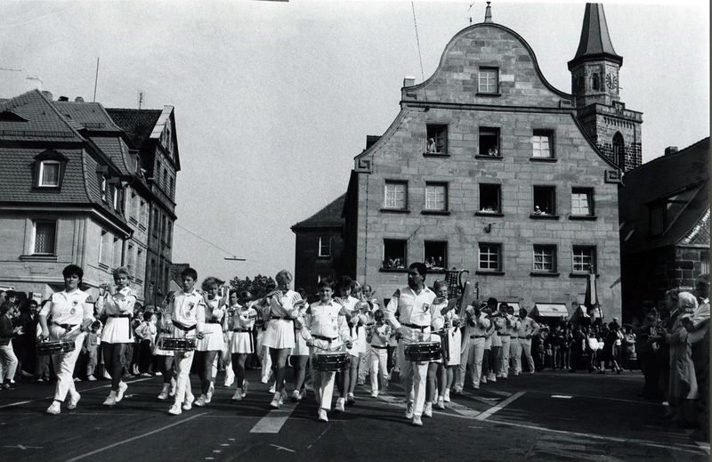 Datei:Kärwaumzug Spielmannszug 1985.jpg