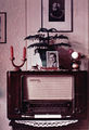 Radiogerät, Typ 4010, der Fa. Grundig in Privatwohnung mit Porträt von Max Grundig, um 1955