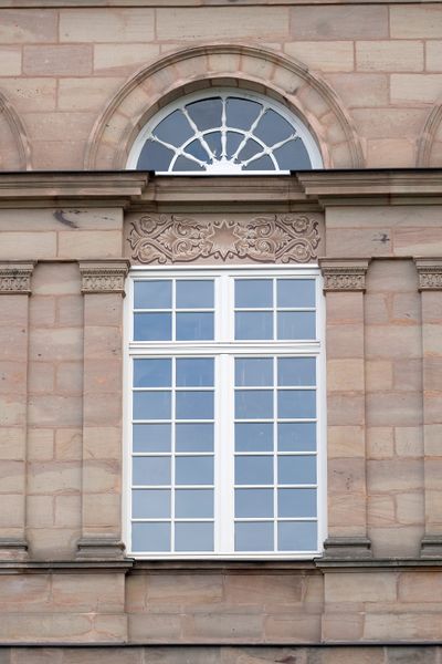 Datei:Schloss Burgfarrnbach Fassade 3.jpg