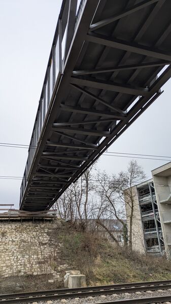Datei:20251215 Fußgängerbrücke Bahn 3.jpg