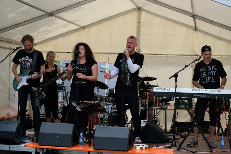 Datei:6 Feet Four 1.jpg