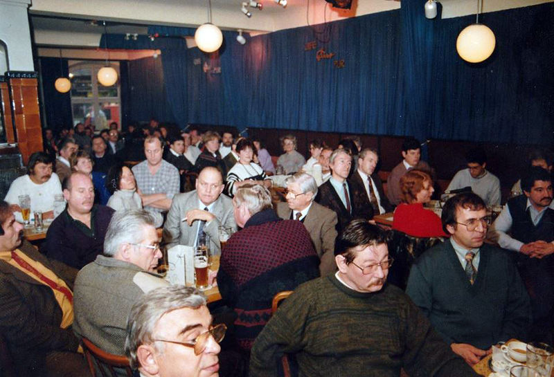 Datei:Gastwirte im Cafe Fürst 1991 in Sachen Patrizier fw.jpg