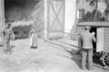 Dreschtag mit Maschineneinsatz im Bauernhof von <!--LINK'" 0:58--> in Stadeln, Aufnahme von 1935