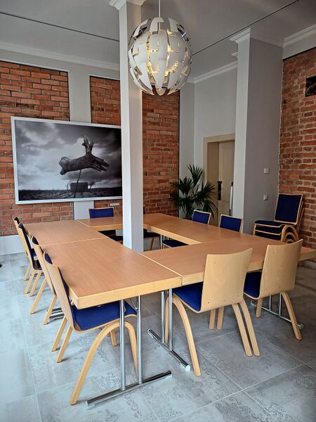 Datei:2024-06-30 FürthWiki-Laden (Konferenzmöblierung).jpg