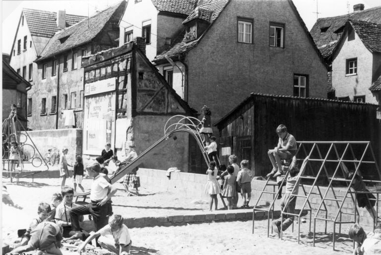 Halbgiebel-Fachwerkhäuschen Staudengasse 11, dahinter 16, 18 und ganz links Eckhaus Bergstraße 2.jpg