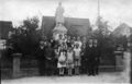 Familie Reichel vor dem unbekannte Soldatendenkmal der Gefallenen des 1. Weltkrieges, ca. 1920