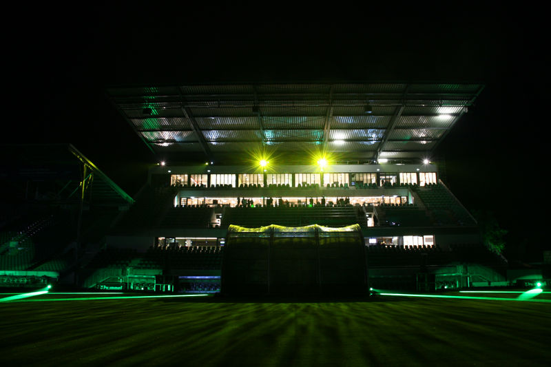 Datei:Ronhof 2017 Haupttribüne Nacht.jpg