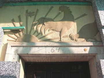 Herrnstr. 64 Wandplastik.JPG