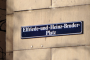 Schild Elfriede und Heinz Bruder Platz.png