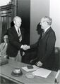 Verleihung der kommunalen Verdienstmedaille an OB Kurt Scherzer durch den ehem. Regierungspräsidenten Heinrich von Mosch im Stadtrat, Juli 1979