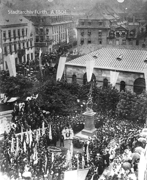 Datei:Kriegerdenkmal Einweihung Hirt A1504.jpg