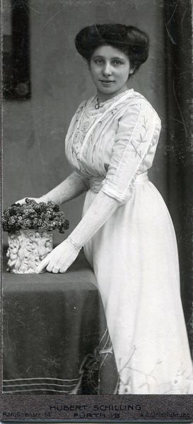 Datei:Frau mit Handschuhen.jpg