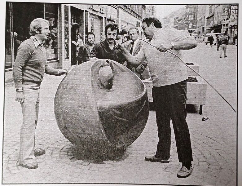 Datei:Kugelbrunnen 1975 Fußgängerzone Fürth.jpg