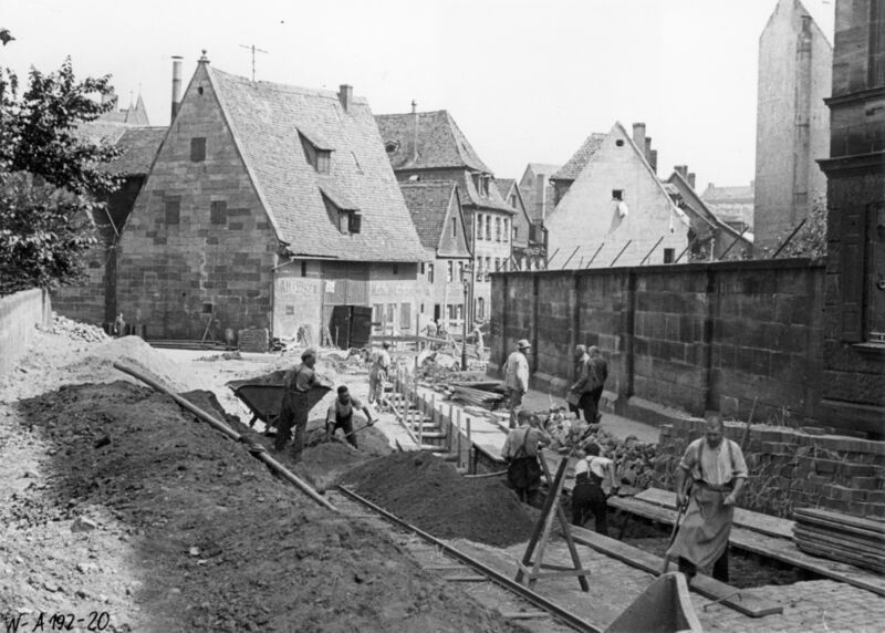 Datei:Schlehenstraße links Nr 2 + 4; rechts Gefängnis Katharinenstraße.jpg