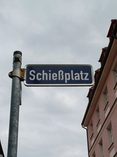 Datei:Straßenschild Schießplatz.jpg