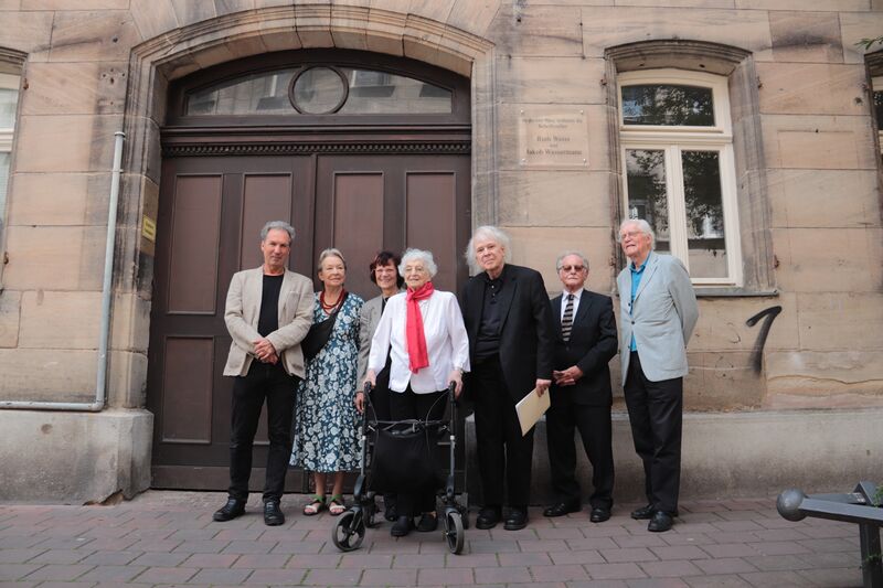 Datei:Ruth Weiss vor Theaterstraße 17.JPG