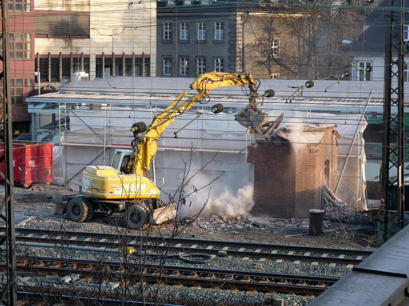 Datei:2010-03-05 Abriss Schrankenposten 8 (5).jpg