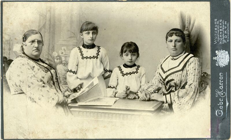 Datei:Frauen starren Fotografen an.jpg