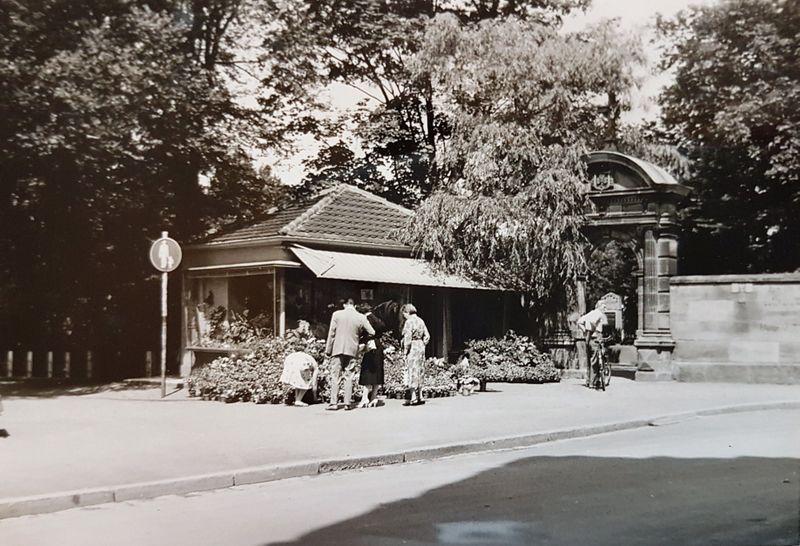 Datei:Friedhof Eingang Mauerstrasse.jpg