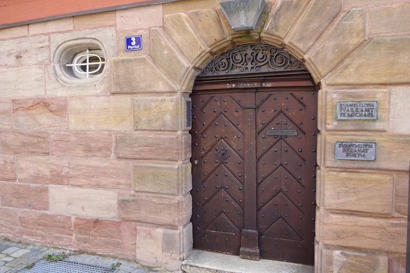 Datei:Pfarrhof 3 Eingang.jpg