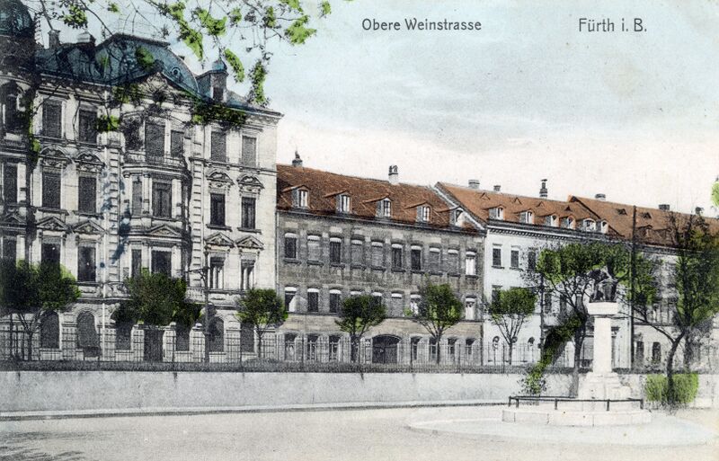 Datei:AK obere Weinstraße Hopfenpflückerbrunnen gel 15 Aug 1908.jpg