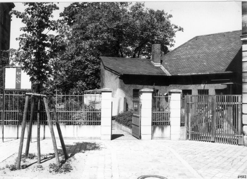 Datei:Garten der Diakonissen zwischen Kirchenplatz 3 und 5; Juli 1985 a.jpg