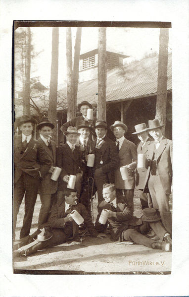 Datei:Gesellschaft mit Grüner Bier.jpg