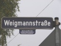 Straßenschild Weigmannstraße mit Erläuterung