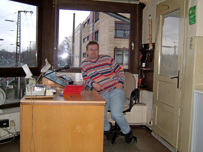 Datei:2004-12-24 Weichenwärter im Schrankenposten 8.jpg