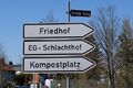 Straßenschild Breiter Steig mit Hinweisschildern zum Friedhof, Kompostplatz und Schlachthof in Burgfarrnbach, April 2021