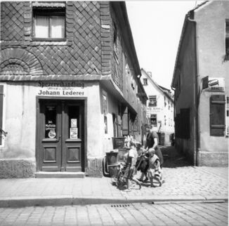 V.l.n.r. Mohrenstraße 24 (Spezerei-Handlung Lederer) im Hinterhof Kohlenhandlung Meier, 18 Wirtshaus Schwarzer Bär, 1936.jpg