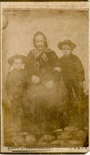 MiF Frau mit zwei Kindern.jpg