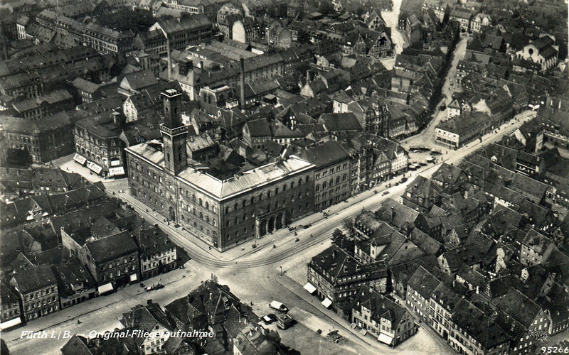 Datei:Luftaufnahme Rathaus 1937 gl.jpg