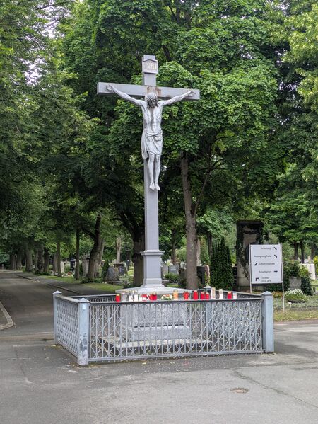 Datei:KruzifixStädtischerFriedhof2025.jpg
