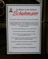 Aushang über die bevorstehende Geschäftsausgabe der Bäckerei Schuhmann. April 2019