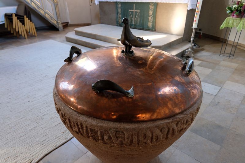 Datei:Auferstehungskirche Taufbecken 2017 1.jpg