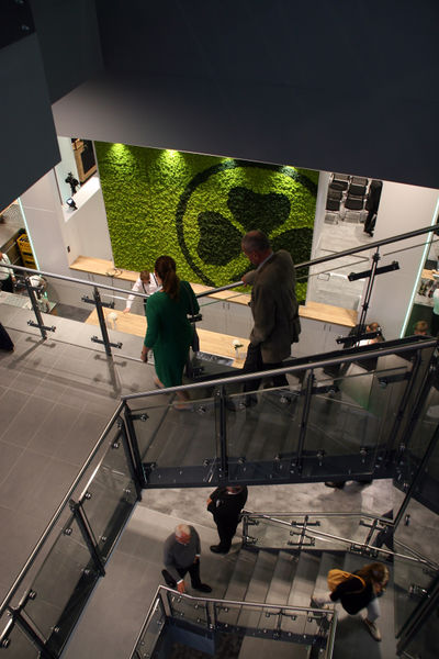 Datei:Ronhof Tribüne 2017 Treppenhaus.jpg