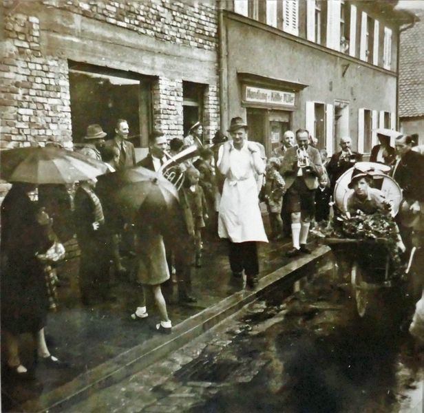 Datei:Stadeln 1948 Kärwaburschen.jpg