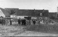 Blick von der heutigen <!--LINK'" 0:33--> auf das Richtfest vom Kindergarten rechts, im Hintergrund die Gebäude hinter dem ehem. Gasthaus <!--LINK'" 0:34--> am 18. August 1939. Bildmitte der heutige Kiga Garten.