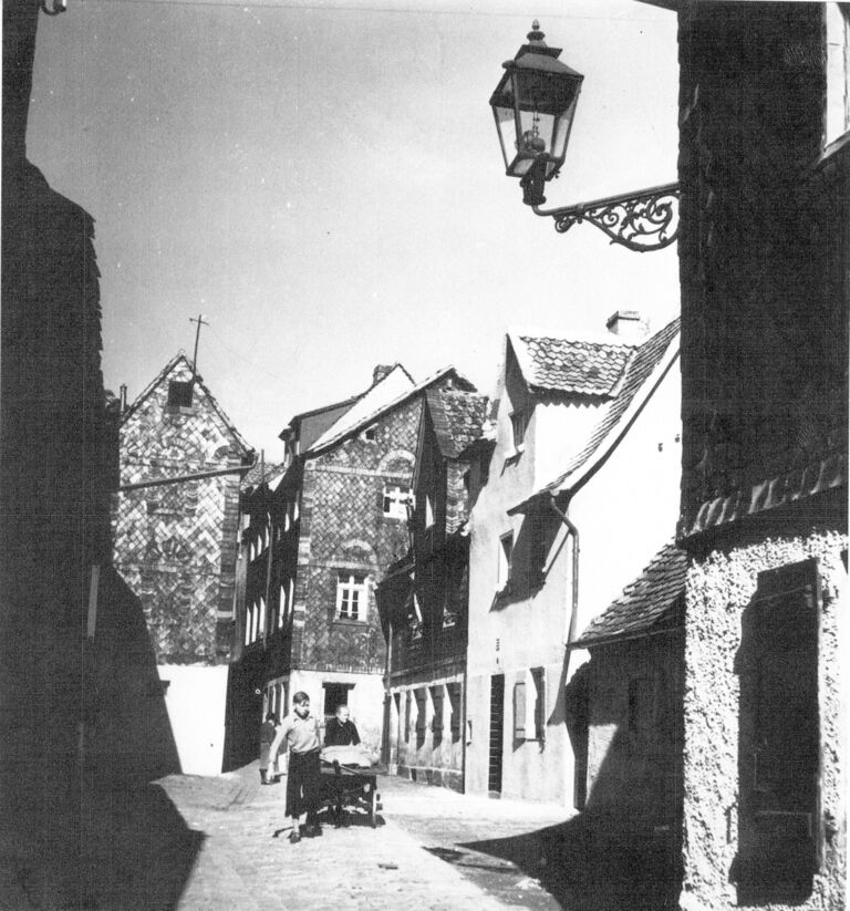 Schützenhof 2 (links), 3 (Bildmitte), 5 und 7 (weißes Haus); ganz rechts Ecke von Nr. 11.jpg