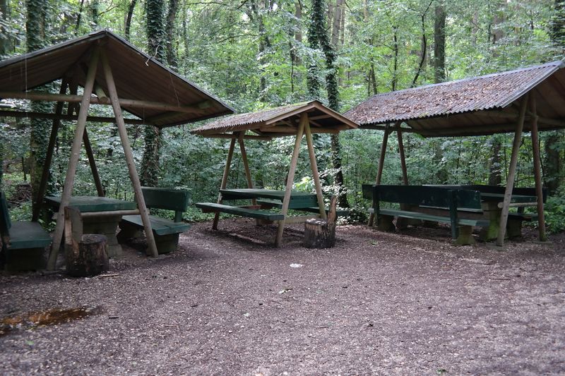 Datei:2013-01-11 003 Überdachte Sitzgruppen (Hütte).JPG